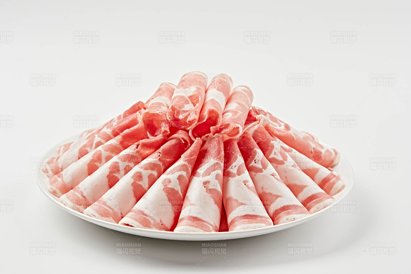 白色瓷盘装新鲜草原羔羊肉切片