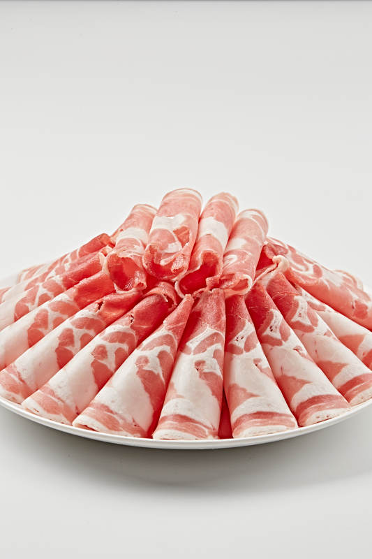 白色瓷盘装新鲜草原羔羊肉切片