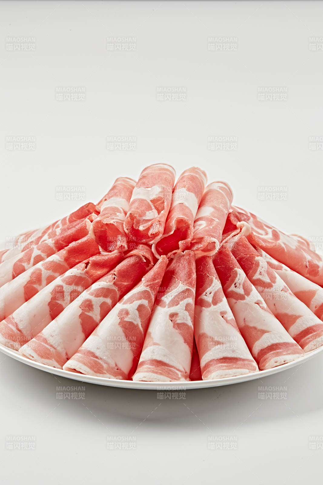 白色瓷盘装新鲜草原羔羊肉切片