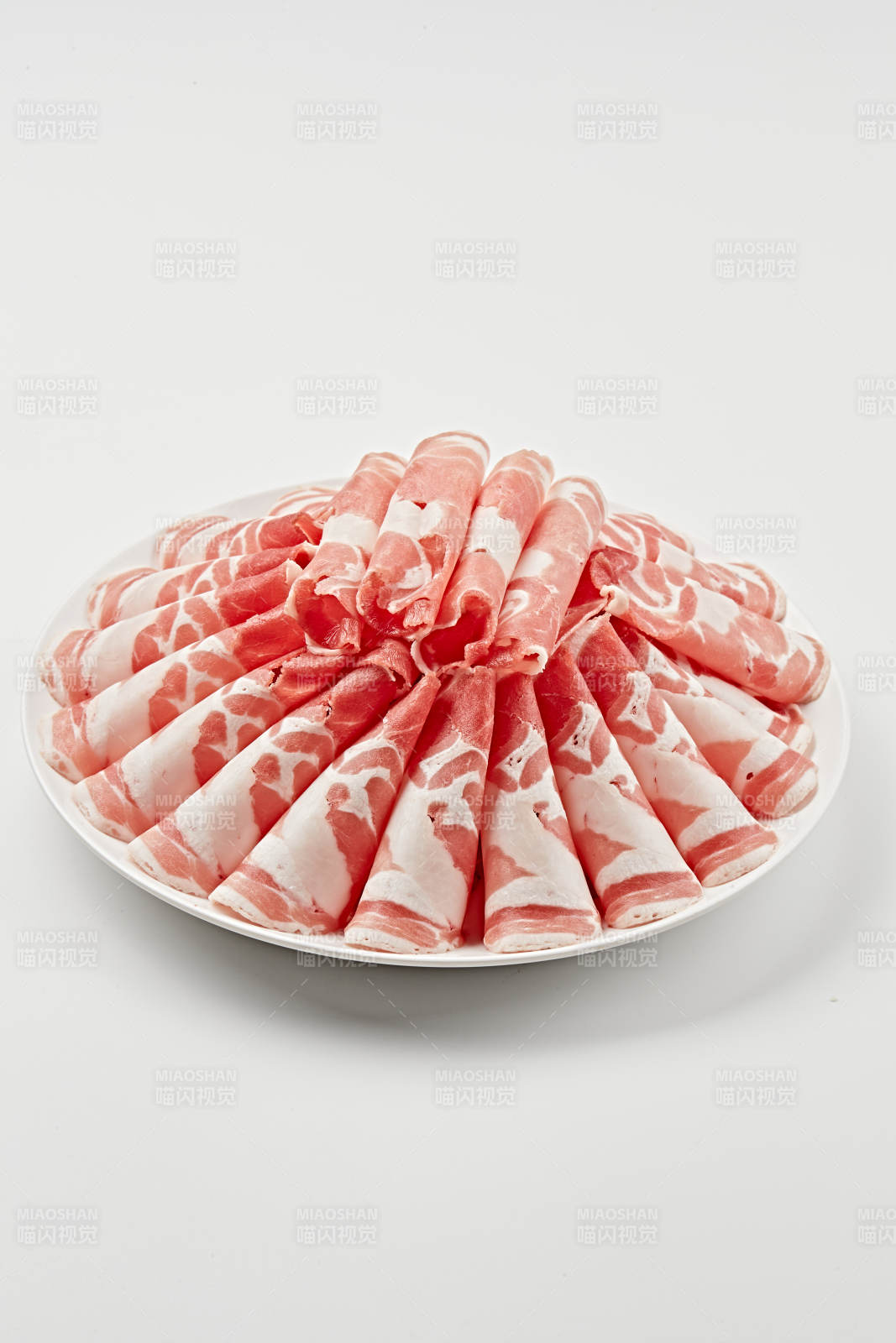 白色瓷盘装新鲜草原羔羊肉切片