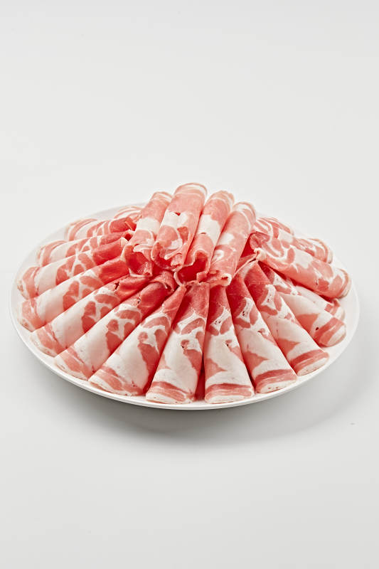 白色瓷盘装新鲜草原羔羊肉切片