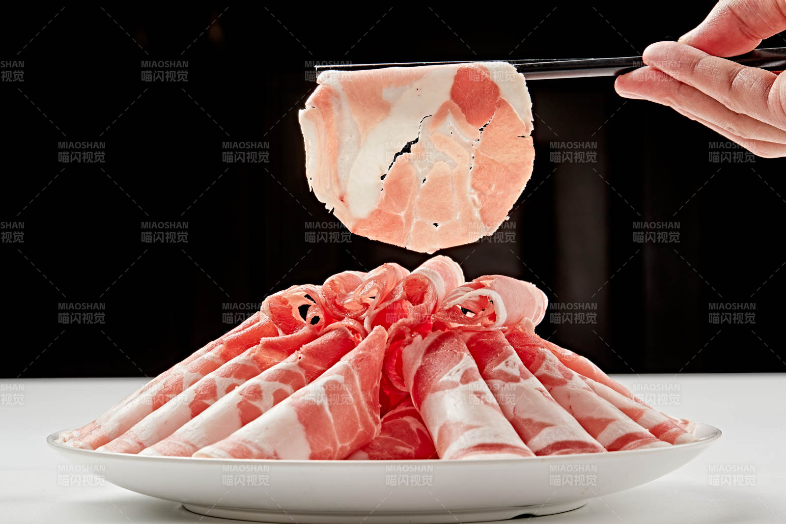 白色瓷盘装新鲜草原羔羊肉切片