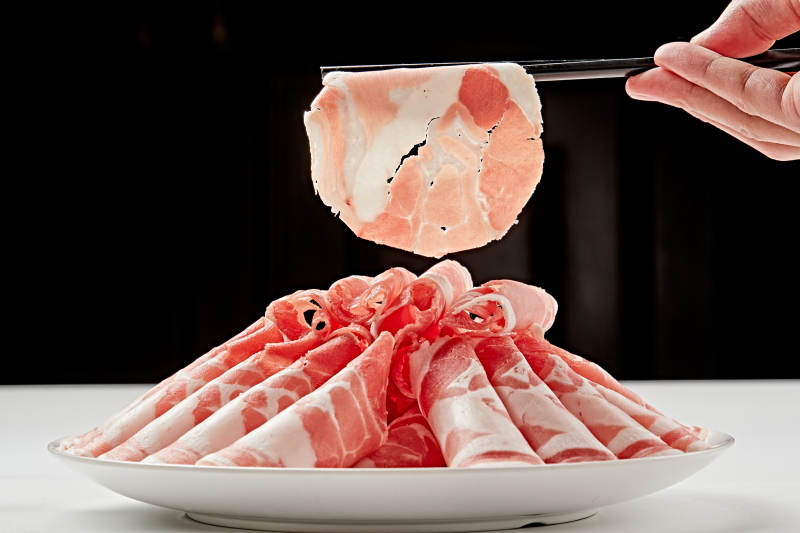 白色瓷盘装新鲜草原羔羊肉切片