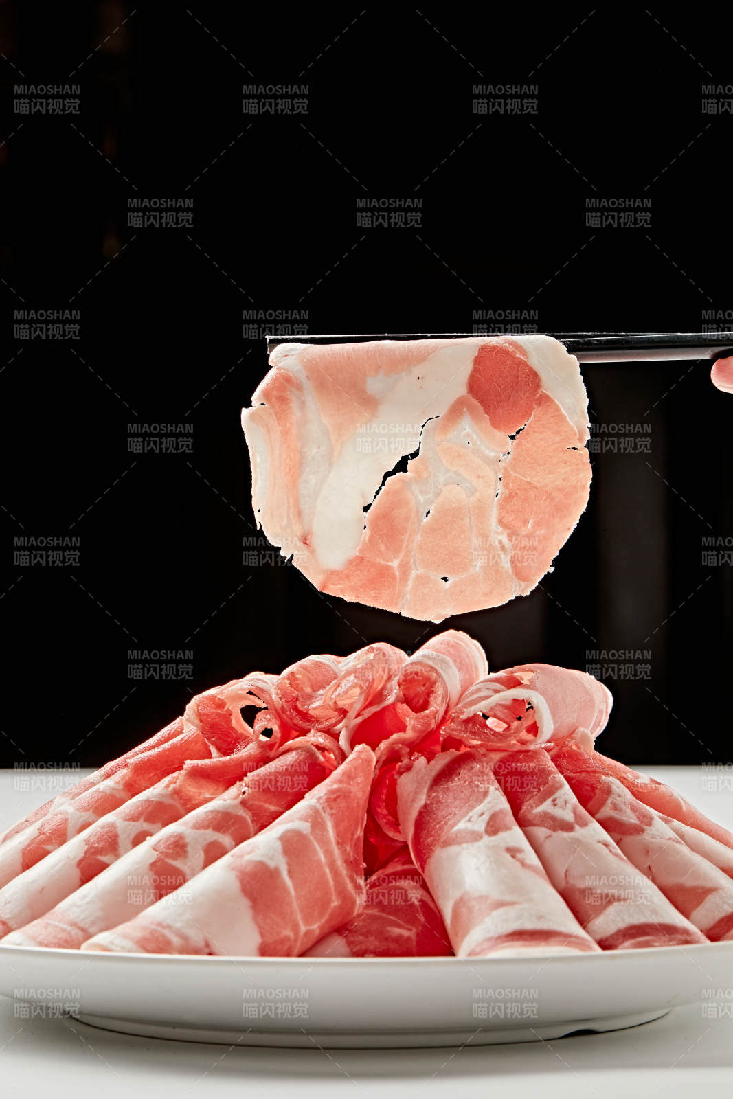 白色瓷盘装新鲜草原羔羊肉切片