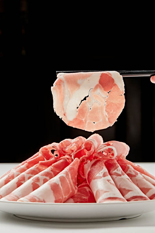 白色瓷盘装新鲜草原羔羊肉切片
