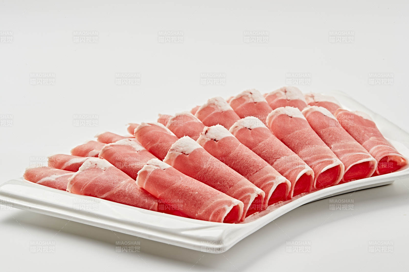 白色瓷盘装新鲜草原羔羊肉切片