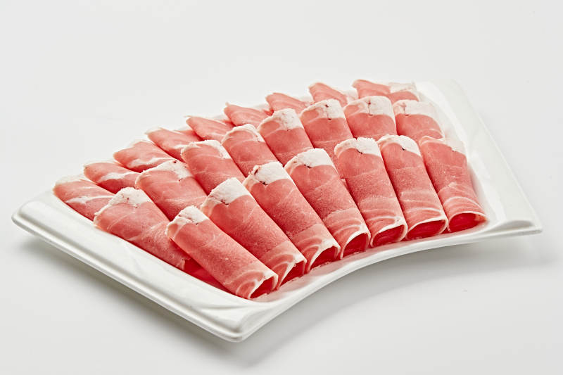 白色瓷盘装新鲜草原羔羊肉切片