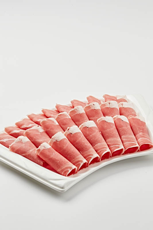 白色瓷盘装新鲜草原羔羊肉切片