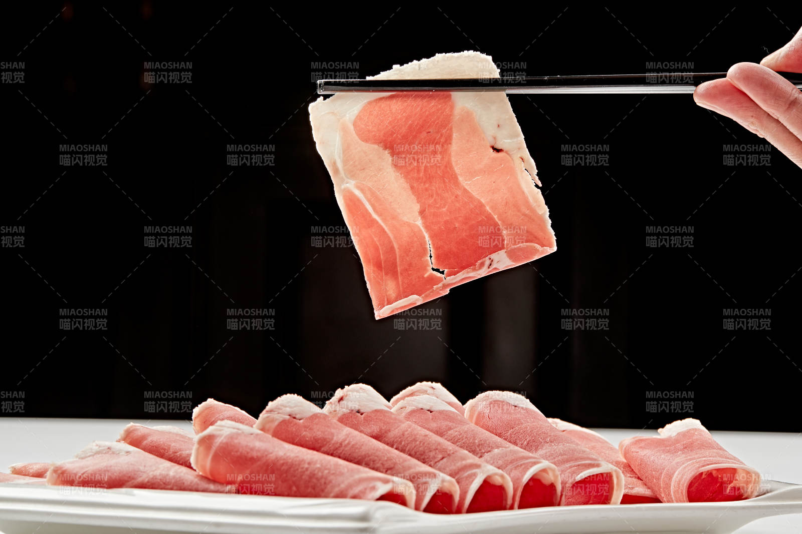 白色瓷盘装新鲜草原羔羊肉切片