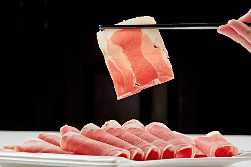 白色瓷盤裝新鮮草原羔羊肉切片