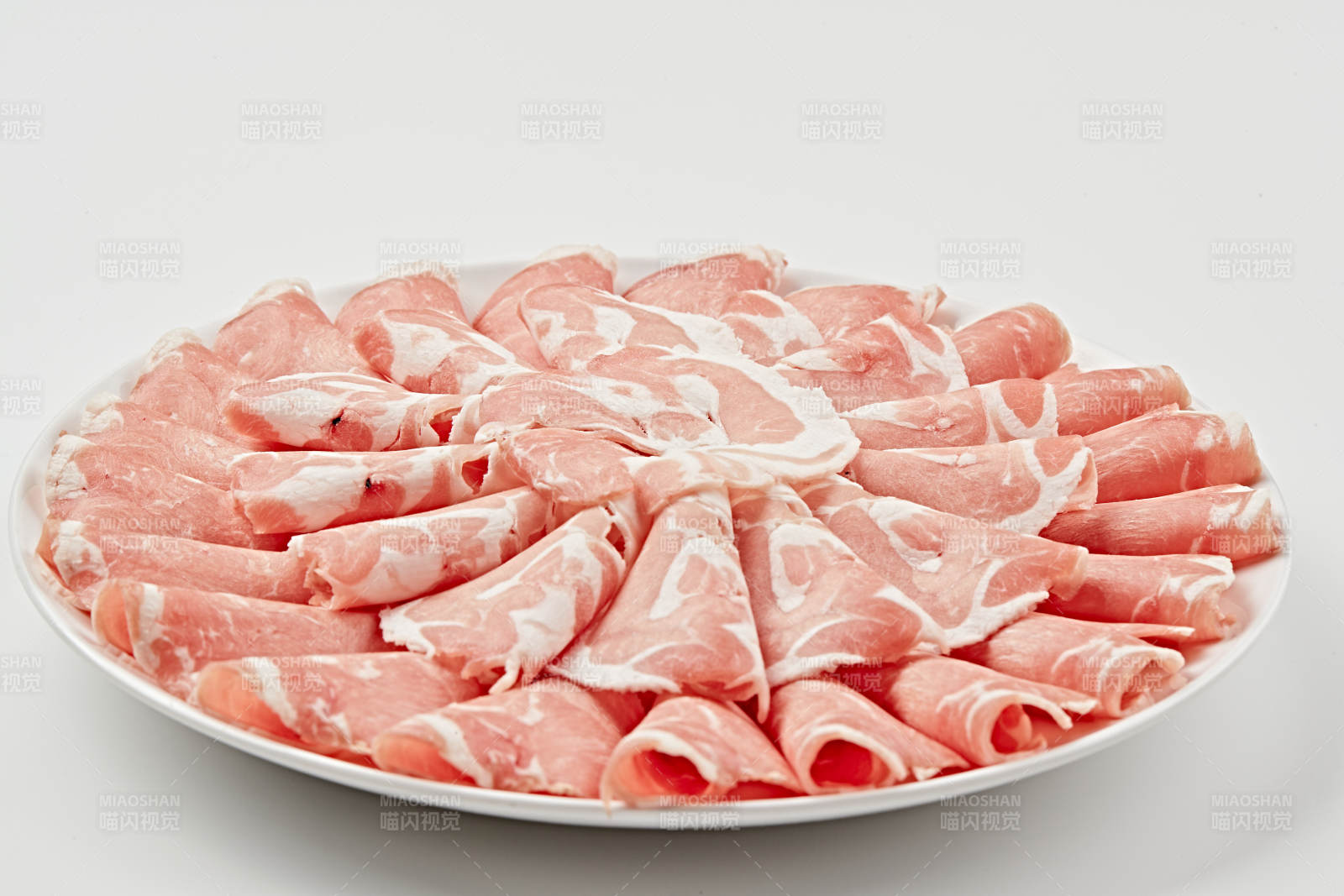 白色瓷盘装新鲜草原羔羊肉切片