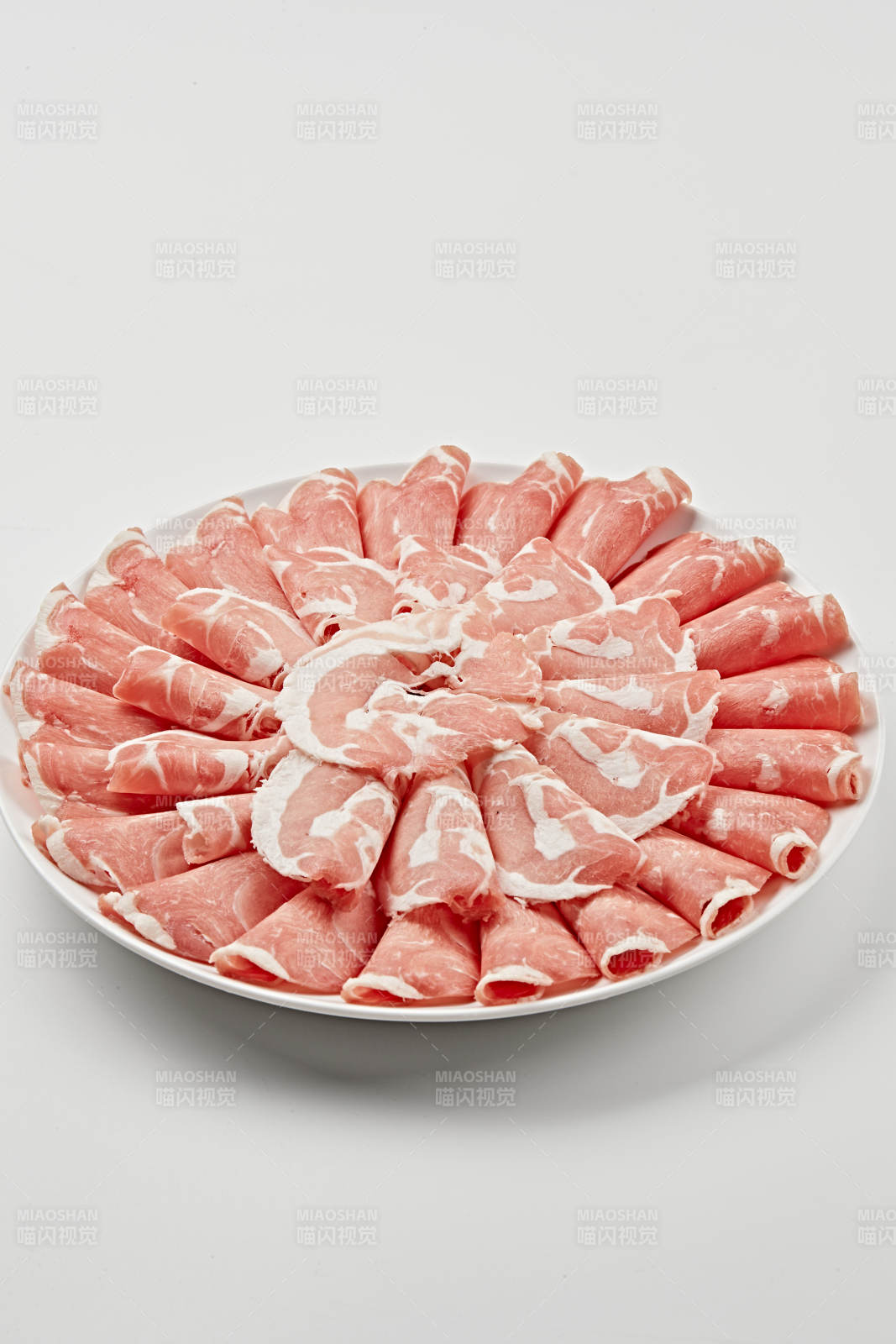 白色瓷盤裝新鮮草原羔羊肉切片