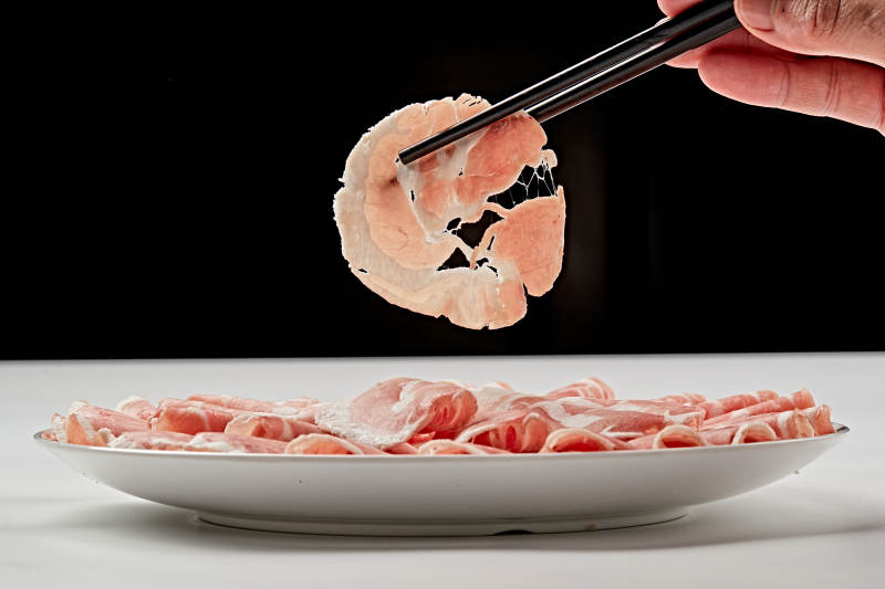 白色瓷盘装新鲜草原羔羊肉切片