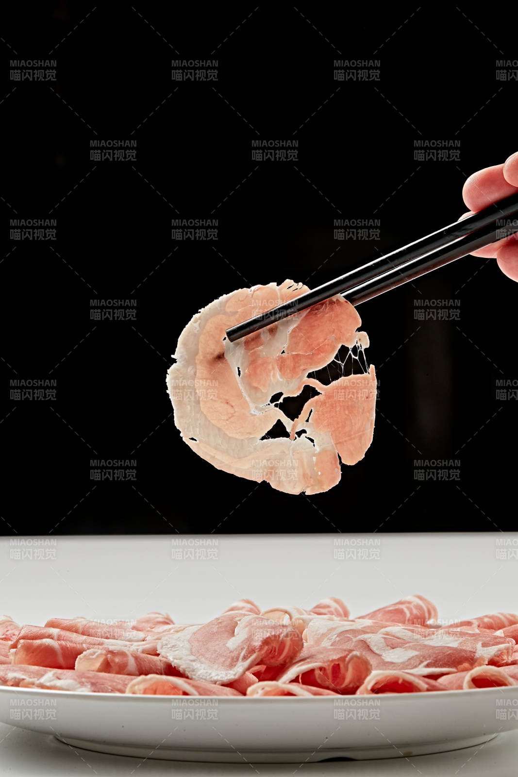 白色瓷盘装新鲜草原羔羊肉切片