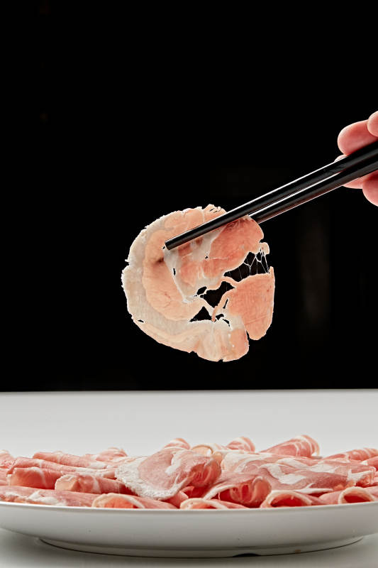 白色瓷盘装新鲜草原羔羊肉切片