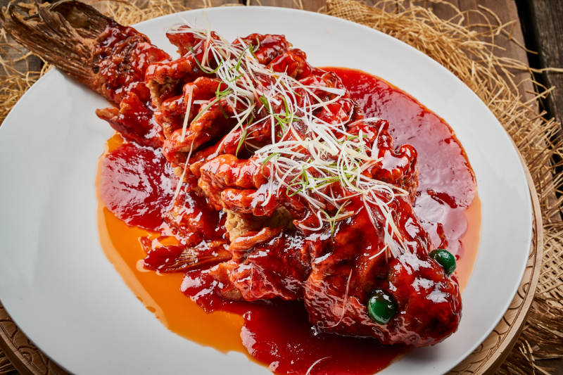 白色瓷盤裝的紅燒松鼠桂魚