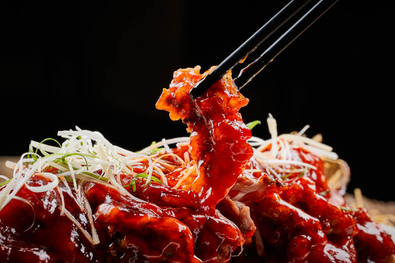 白色瓷盘装的红烧松鼠桂鱼