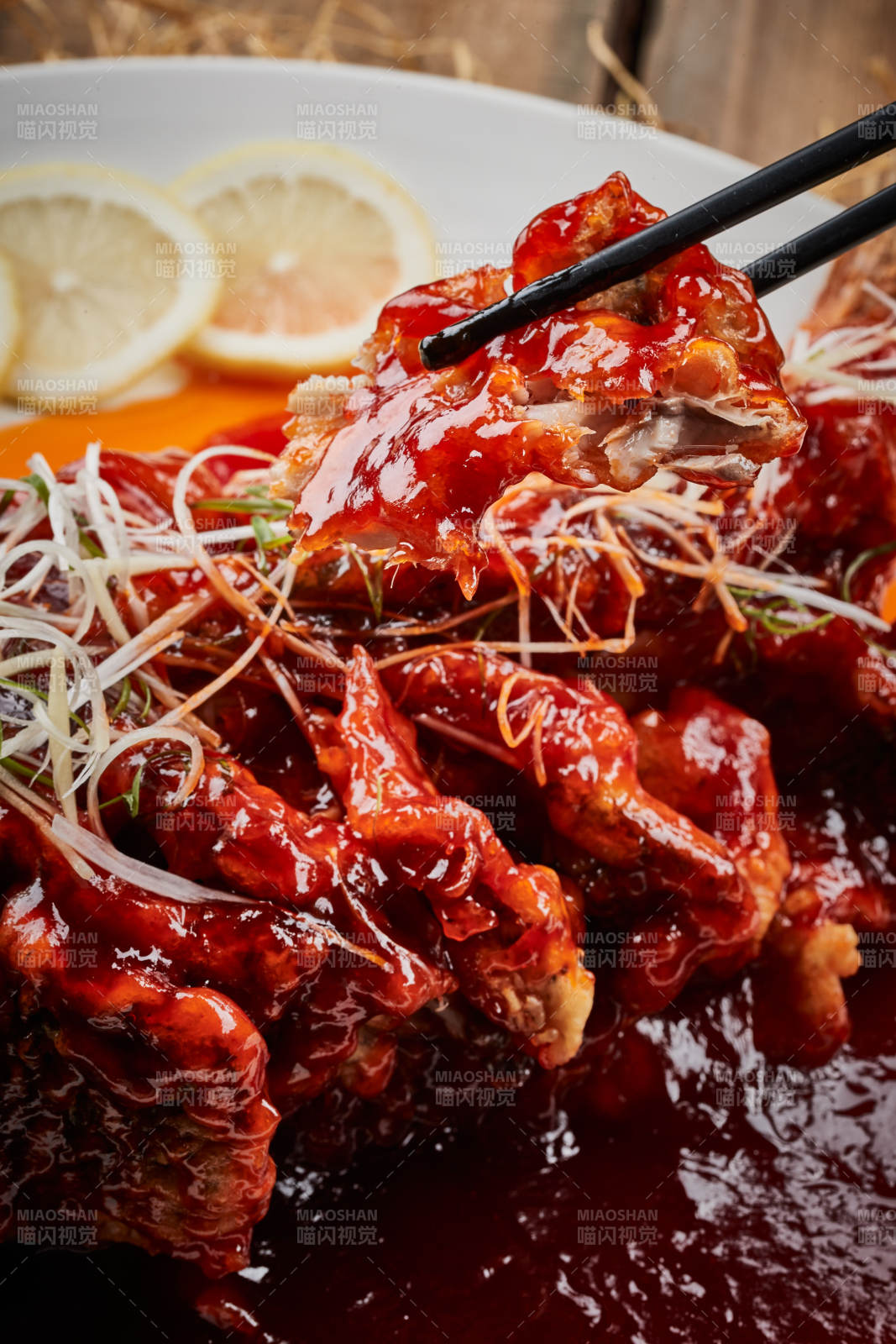 白色瓷盘装的红烧松鼠桂鱼