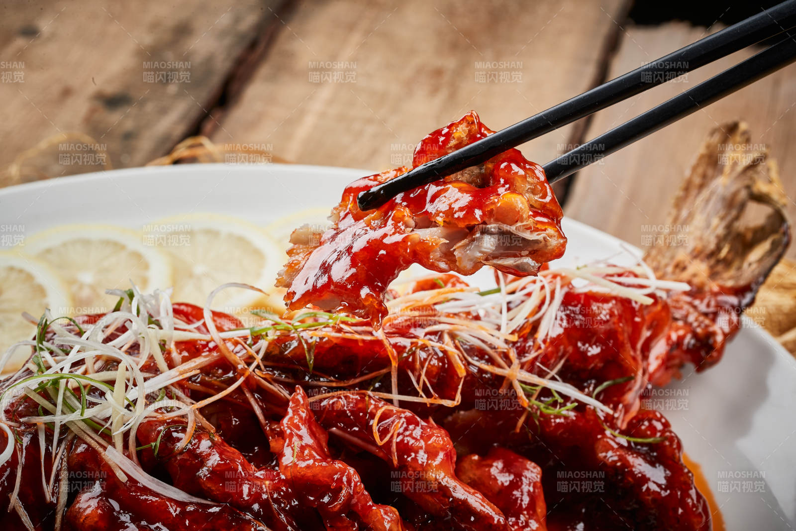 白色瓷盘装的红烧松鼠桂鱼