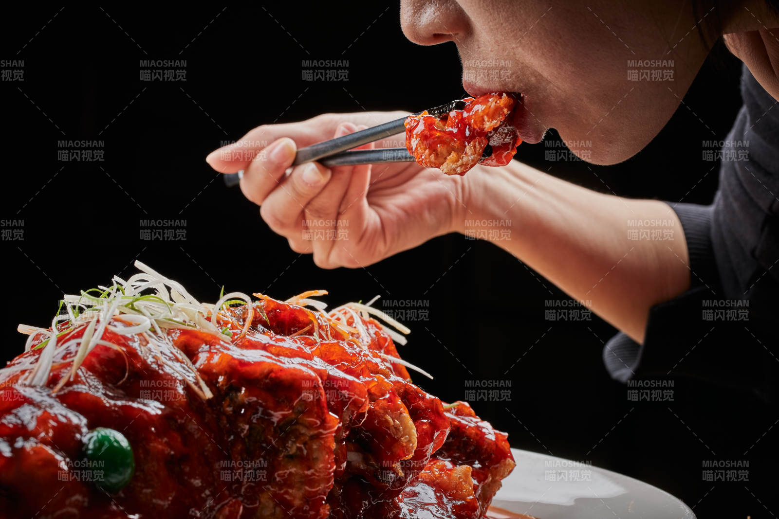 白色瓷盘装的红烧松鼠桂鱼