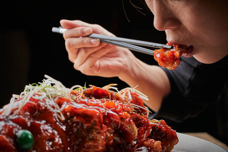 白色瓷盘装的红烧松鼠桂鱼