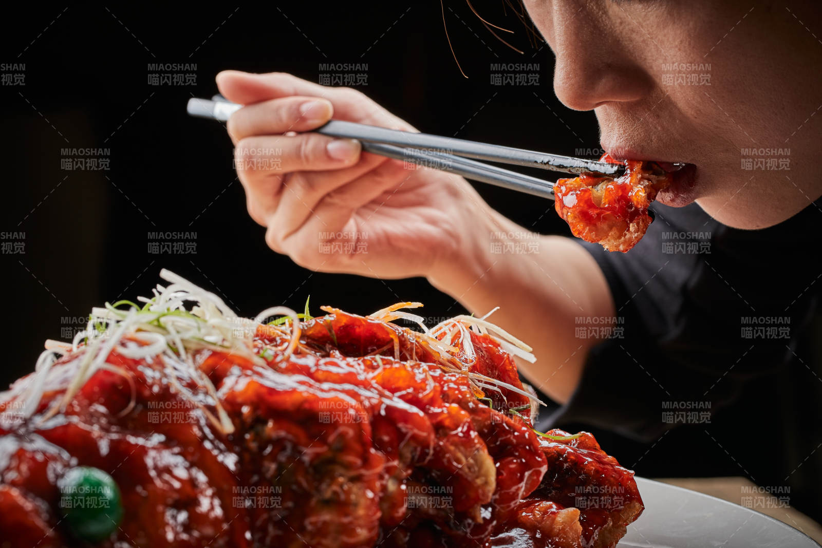 白色瓷盘装的红烧松鼠桂鱼