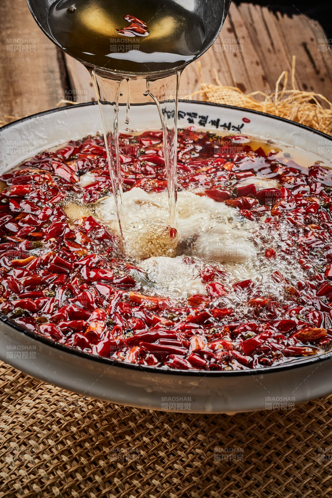 白瓷盆装的飘香水煮鱼特写