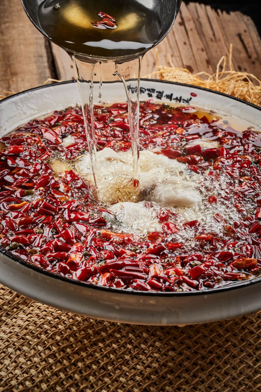 白瓷盆装的飘香水煮鱼特写