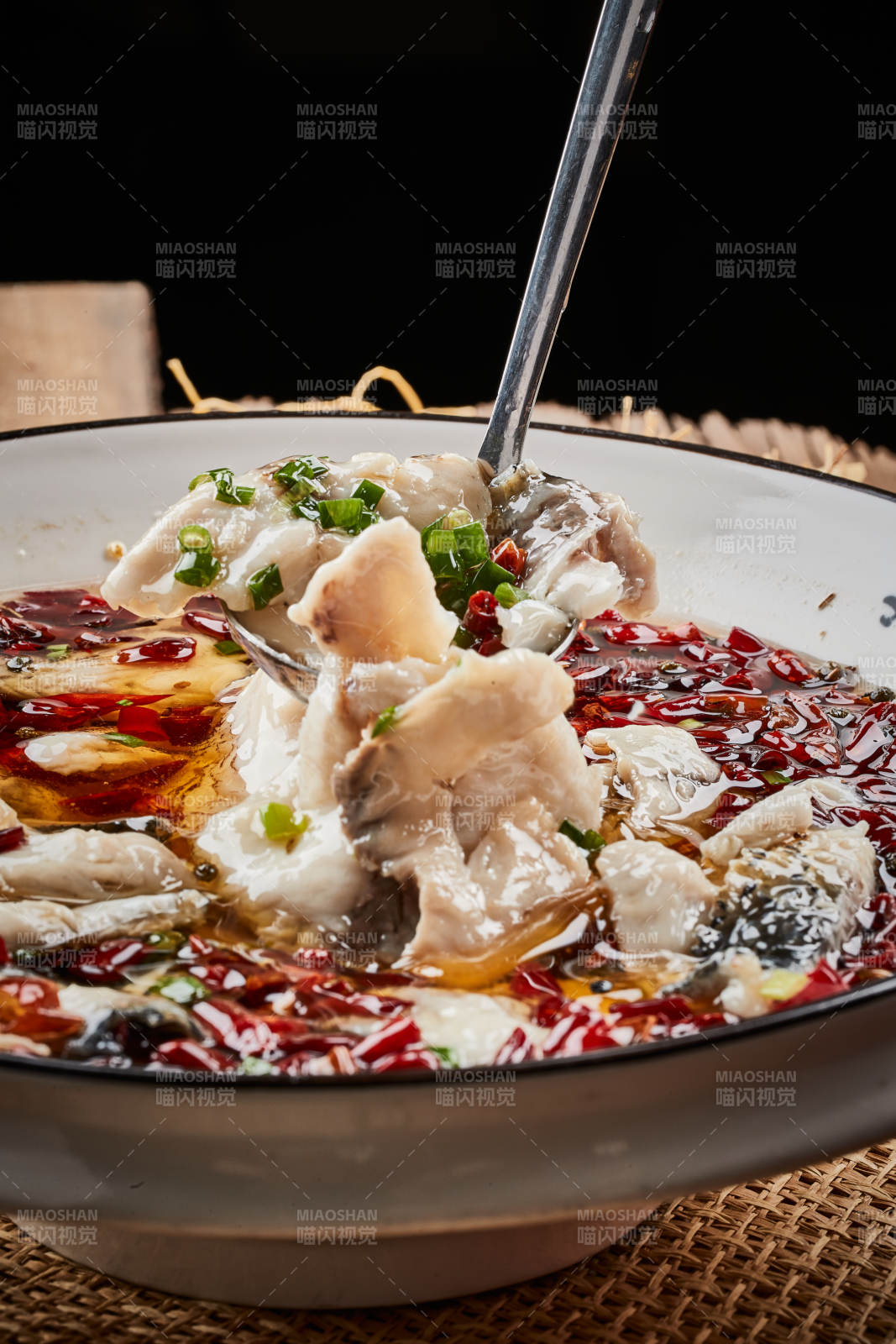 白瓷盆装的飘香水煮鱼特写