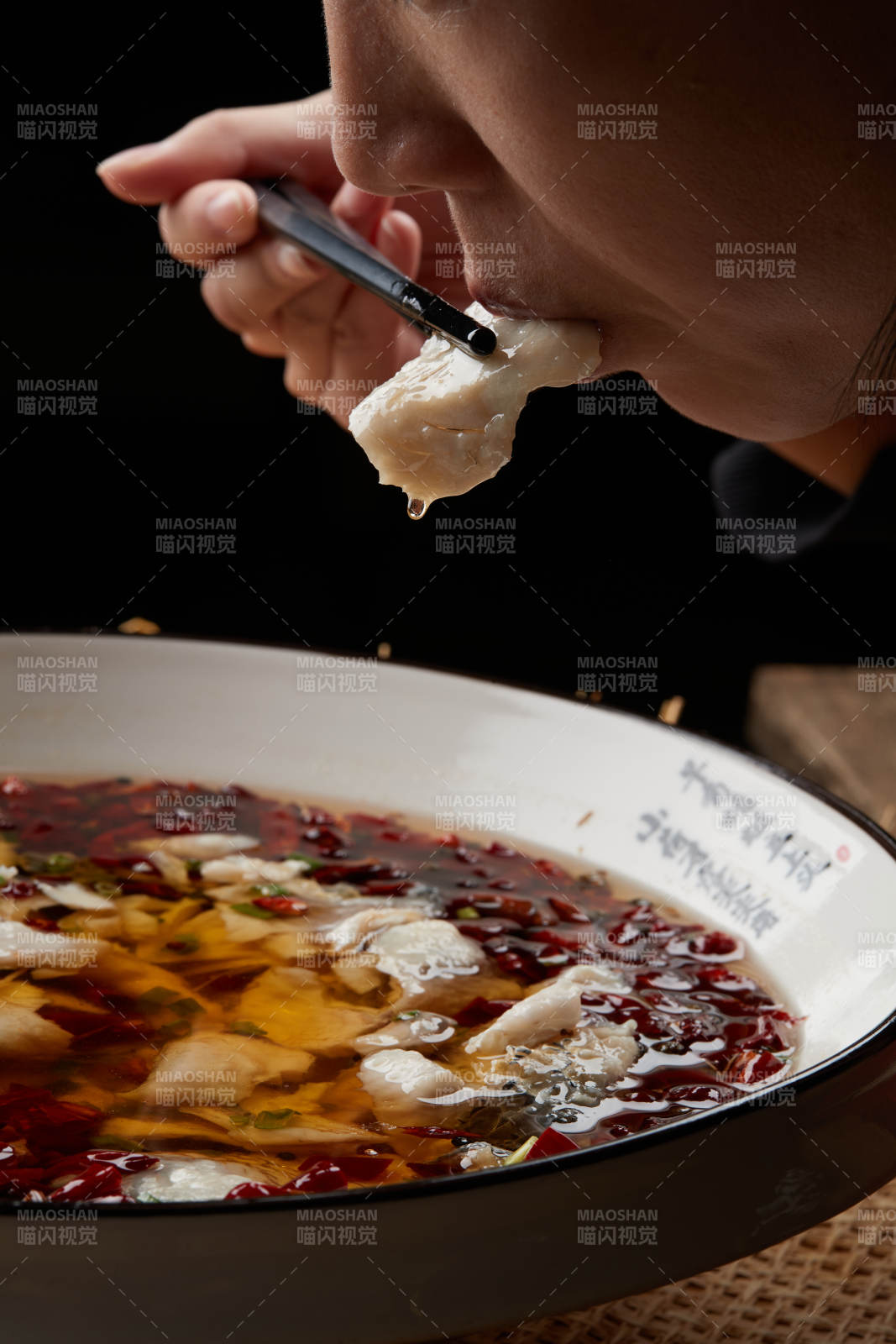 白瓷盆装的飘香水煮鱼特写