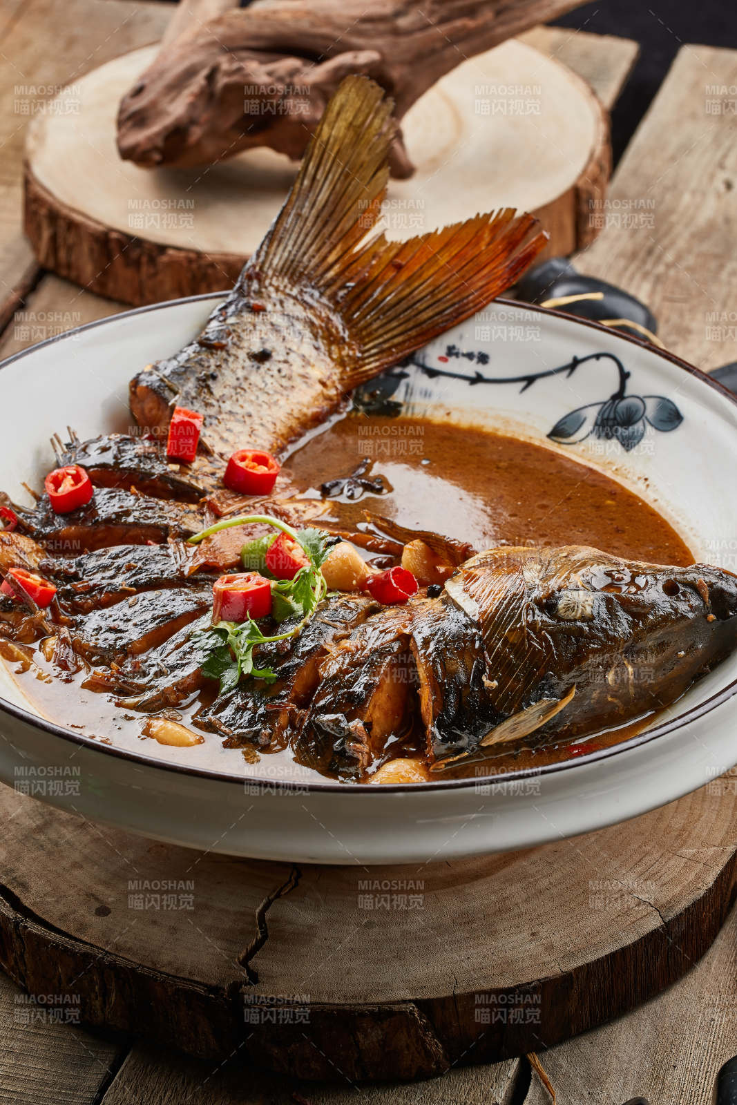 全魚宴醬香家常燉魚-攝影圖