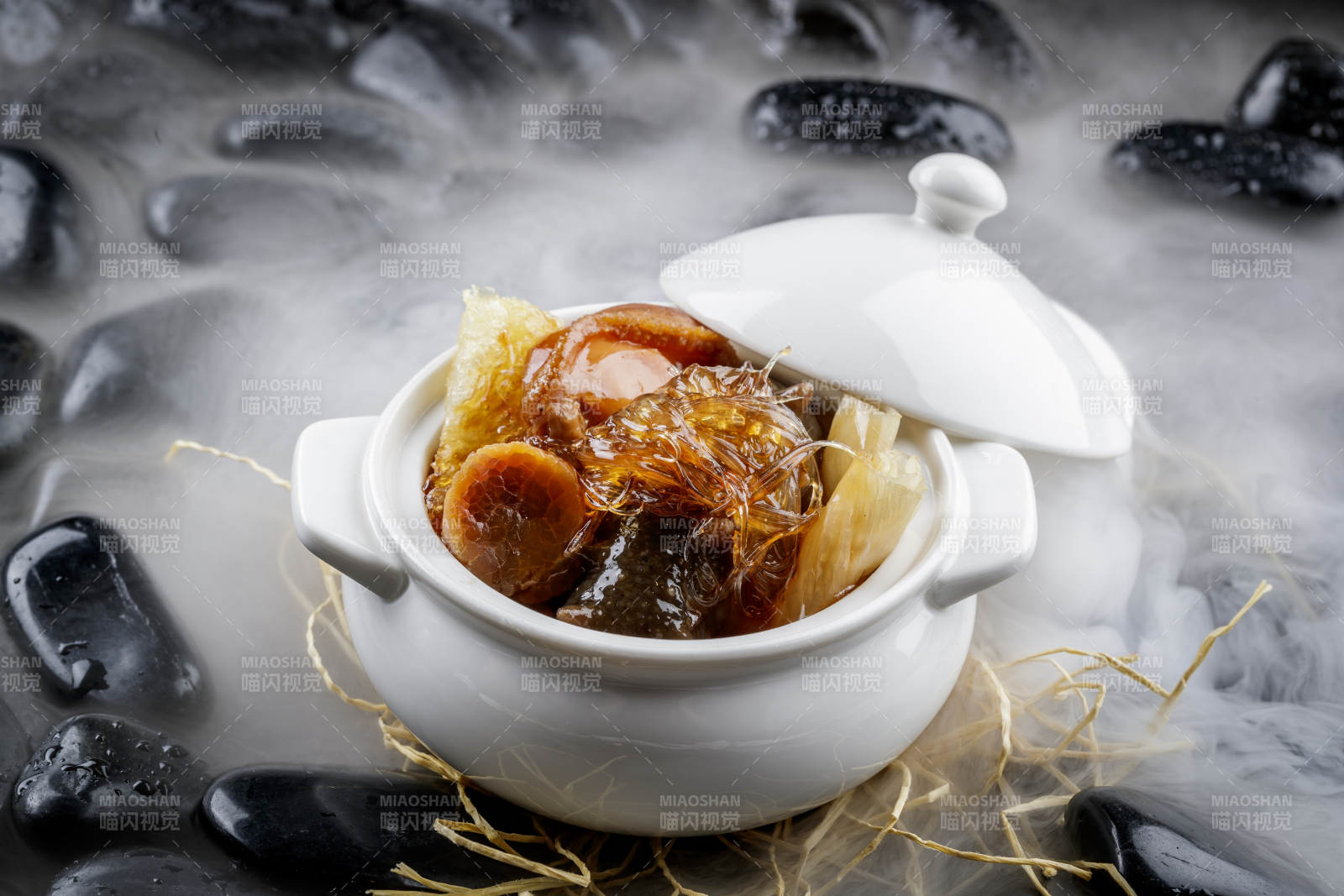 养生佛跳墙摆放在干冰缭绕的黑色鹅卵石山