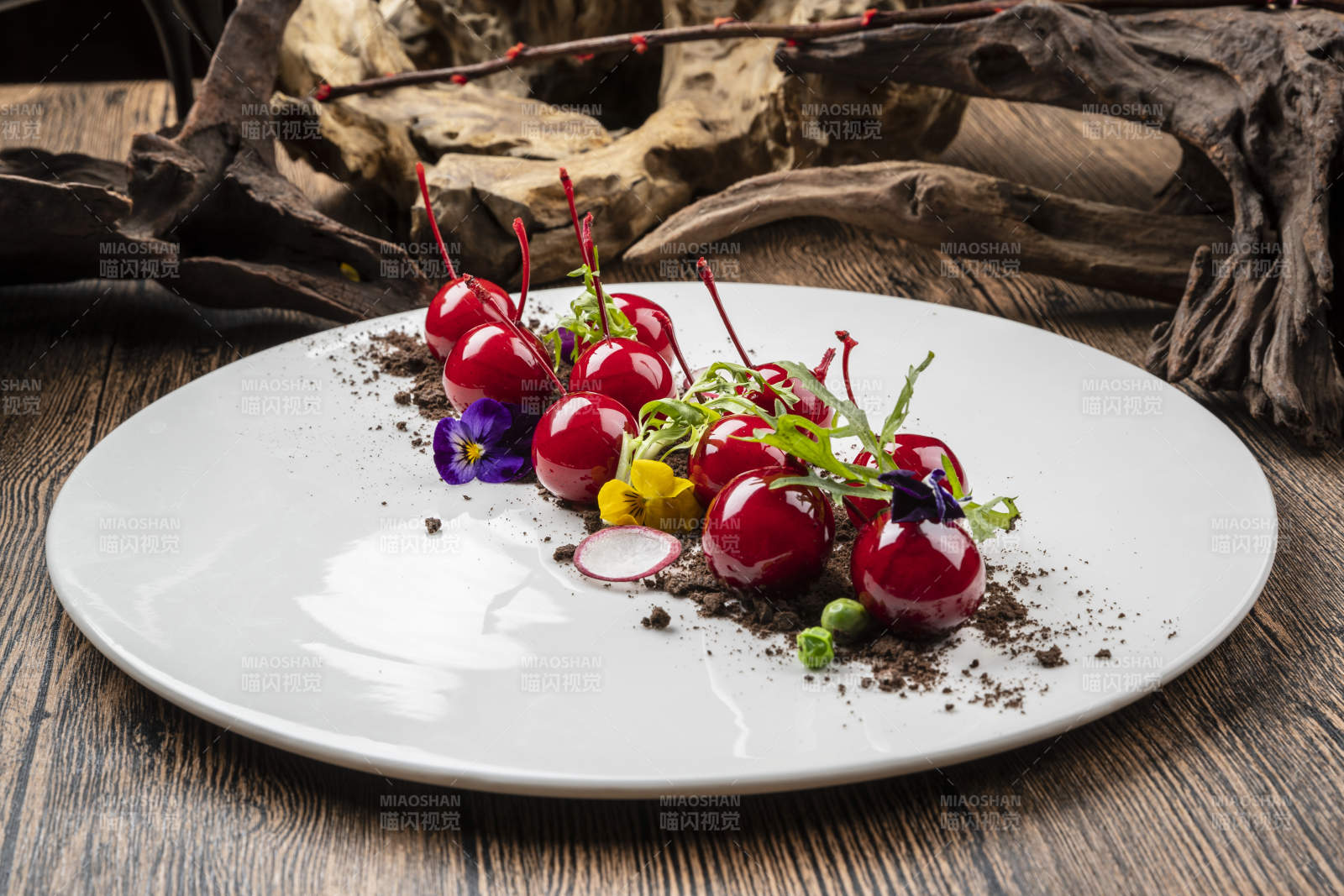 创意菜巧克力撒粉红樱桃