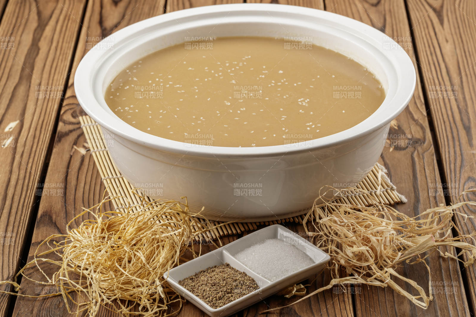 圆形汤盆装的豆面糊糊