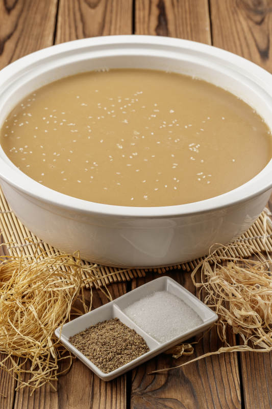 圆形汤盆装的豆面糊糊