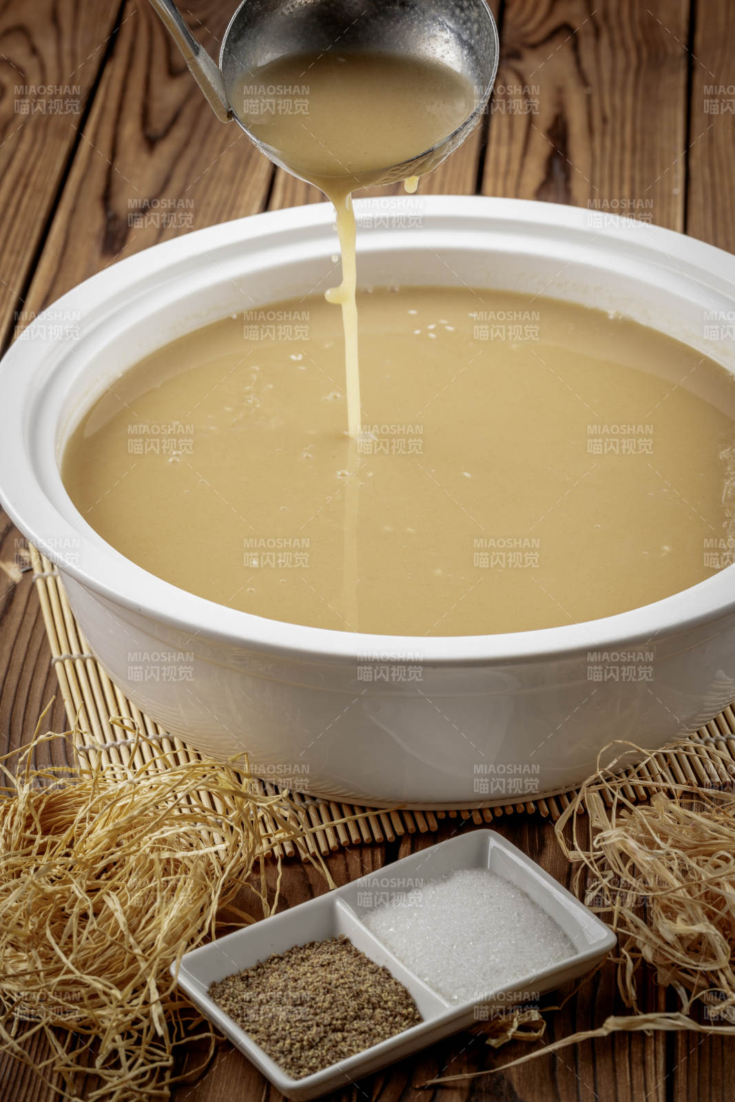圆形汤盆装的豆面糊糊