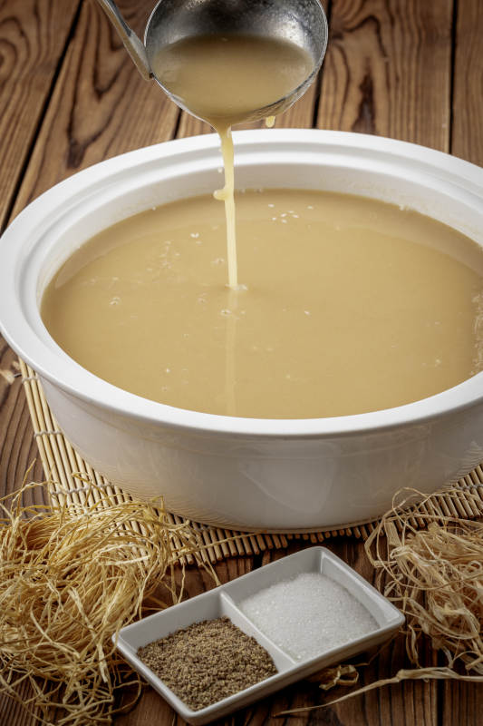 圆形汤盆装的豆面糊糊