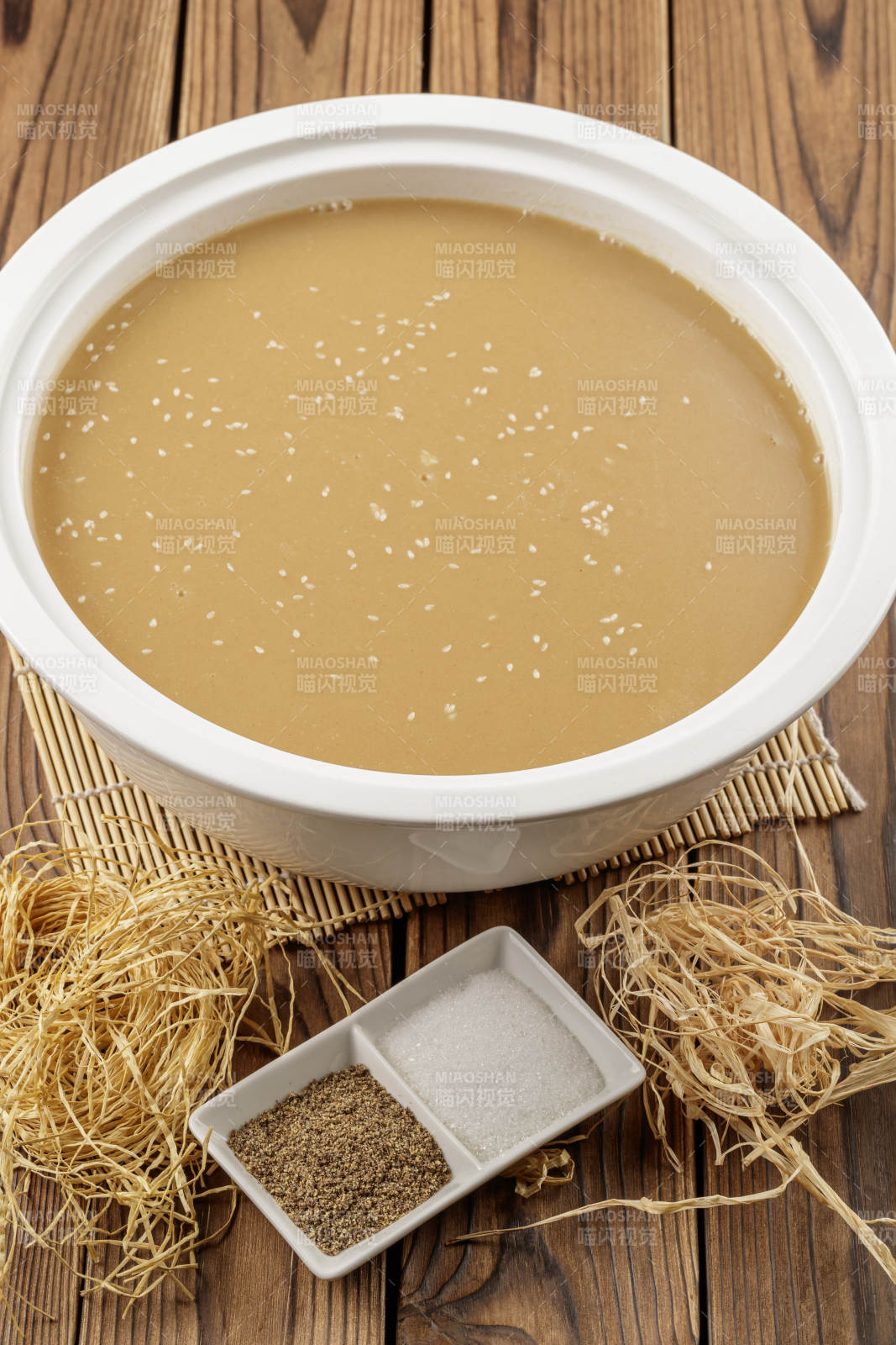 圆形汤盆装的豆面糊糊