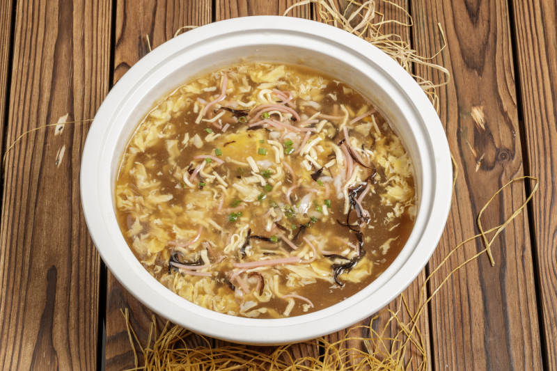 圆形汤盆装的酸辣汤