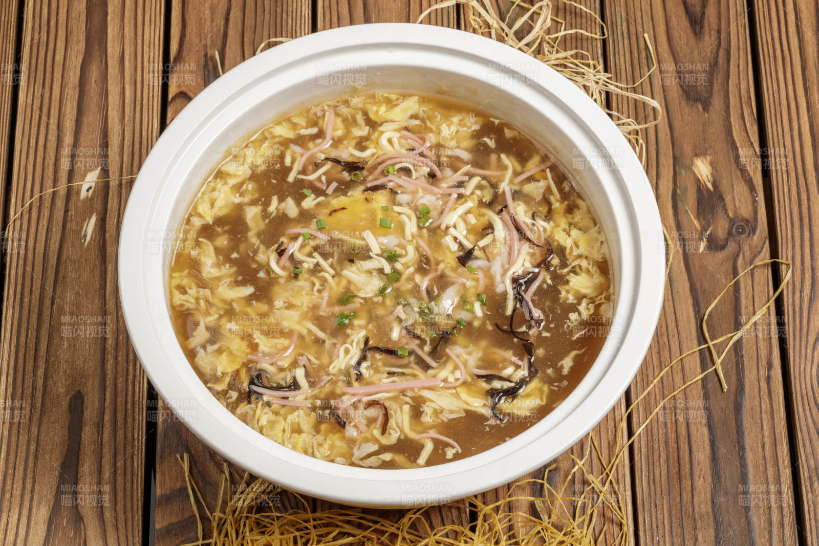 圆形汤盆装的酸辣汤