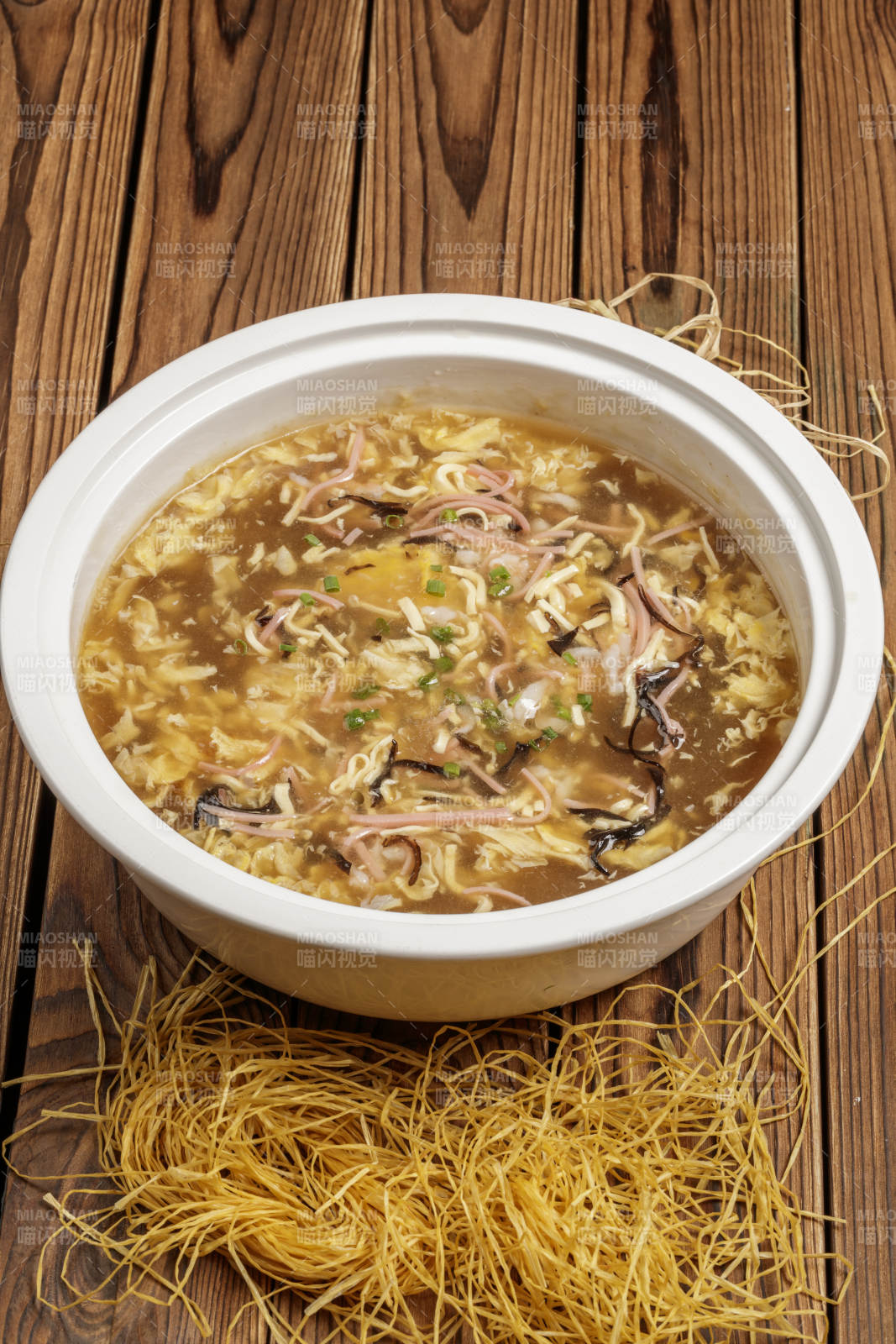 圆形汤盆装的酸辣汤