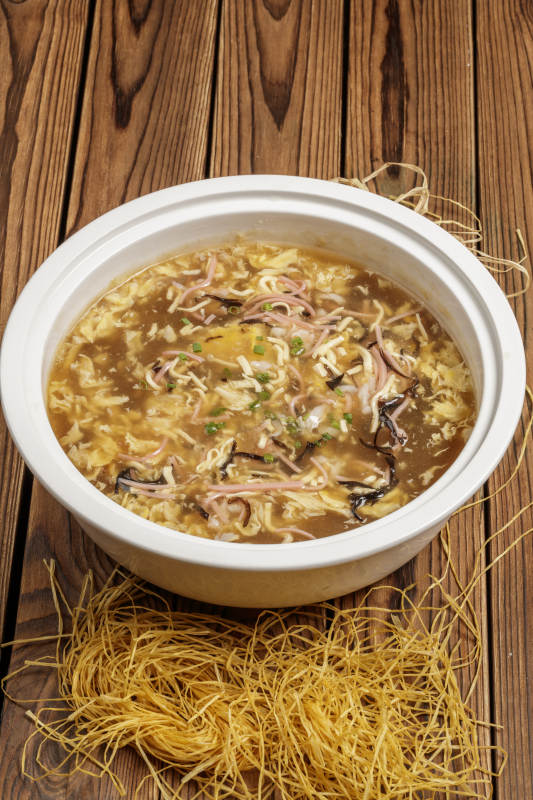 圆形汤盆装的酸辣汤