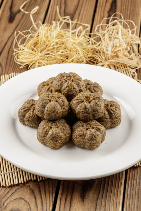 圆形白色瓷盘装的杂粮黑豆馍