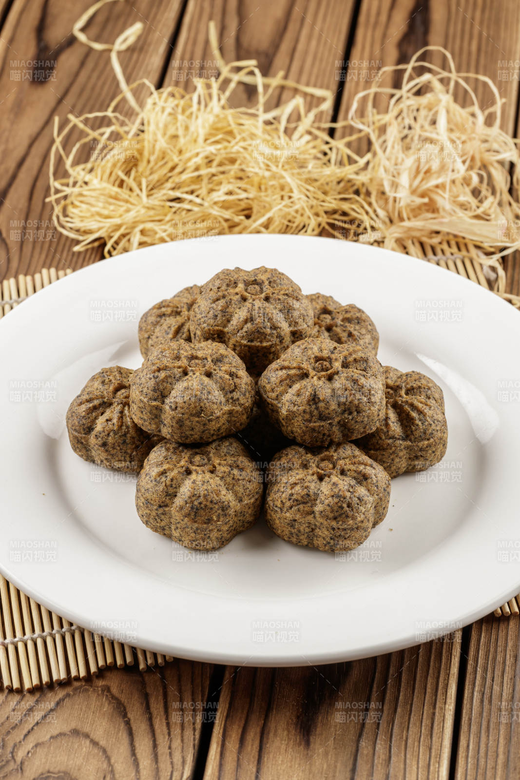 圆形白色瓷盘装的杂粮黑豆馍