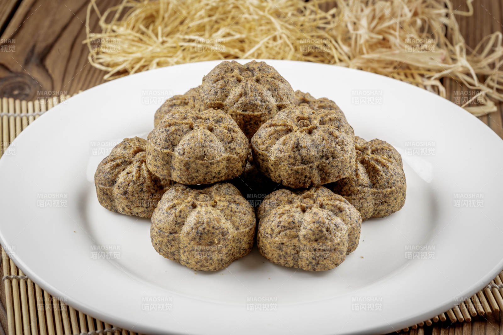 圆形白色瓷盘装的杂粮黑豆馍