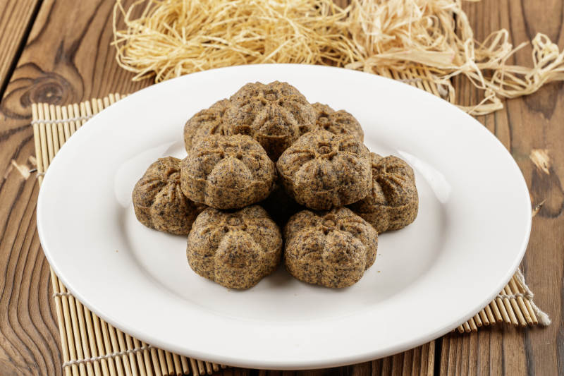 圆形白色瓷盘装的杂粮黑豆馍