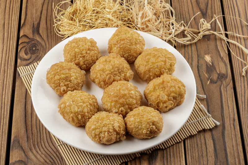 圆形白色瓷盘装的油炸糕