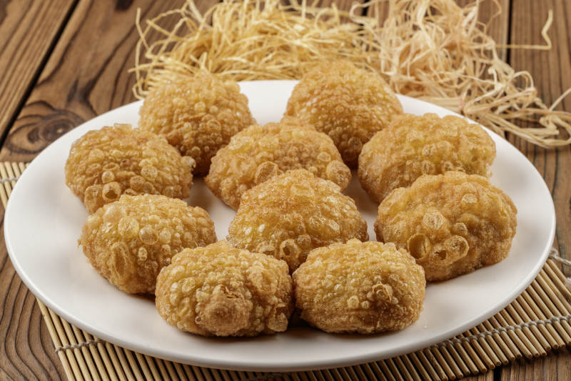 圆形白色瓷盘装的油炸糕