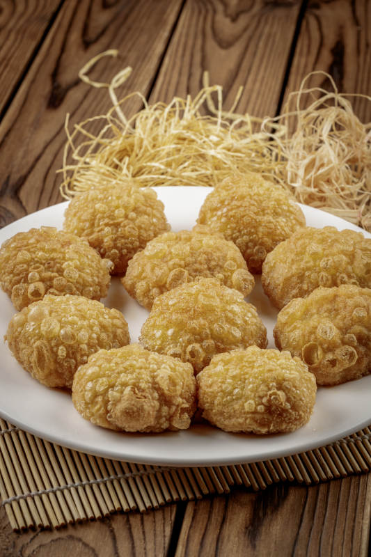 圆形白色瓷盘装的油炸糕