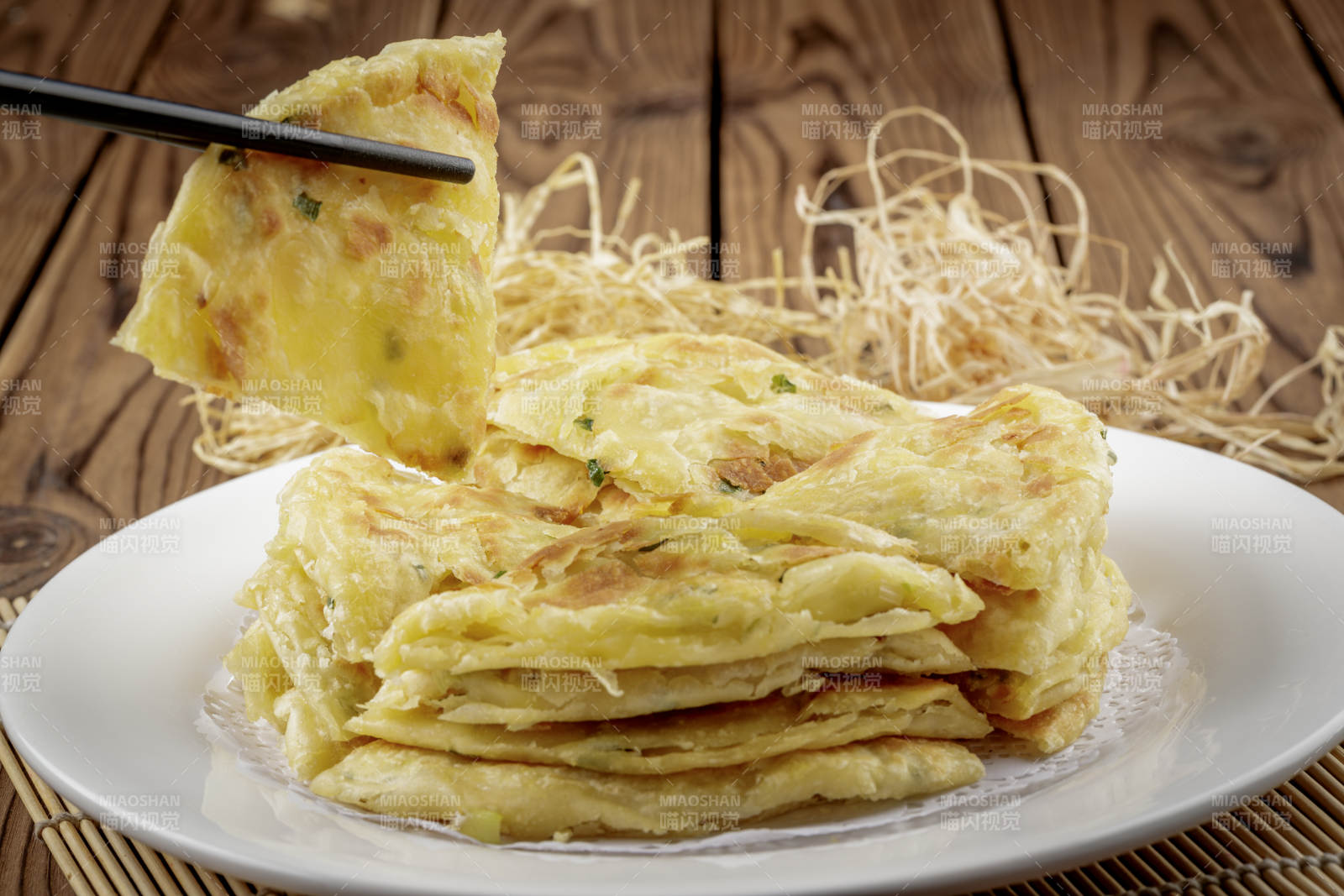 圆形白色瓷盘装的葱花饼